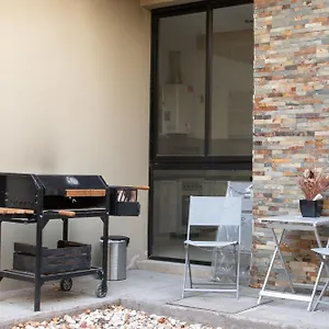  Apartamento Hermoso Departamento, Con Cochera Y Patio Pequeno.